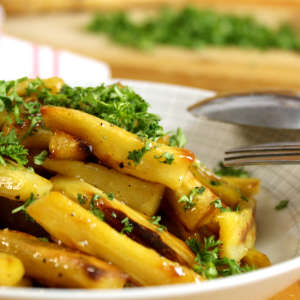 Glasierte Pastianken sind mit Petersilie bestreut.