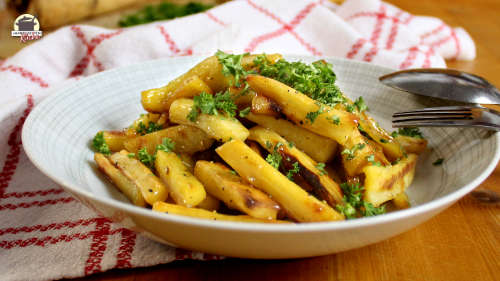 Glasierte Pastianken sind mit Petersilie bestreut.