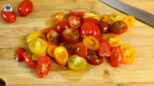 in Scheiben geschnittene Kirsch-Tomaten auf einem Holzbrett