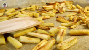 Geröstete Pastinaken liegen auf einem Backblech