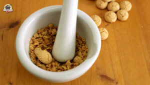 Zerkleinerte Amarettini-Kekse in einem Mörser