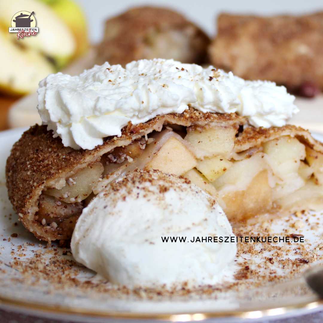 Ein Stück Apfelstrudel mit Schlagahne und Vanilleeis