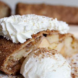 Ein Stück Apfelstrudel mit Schlagahne und Vanilleeis