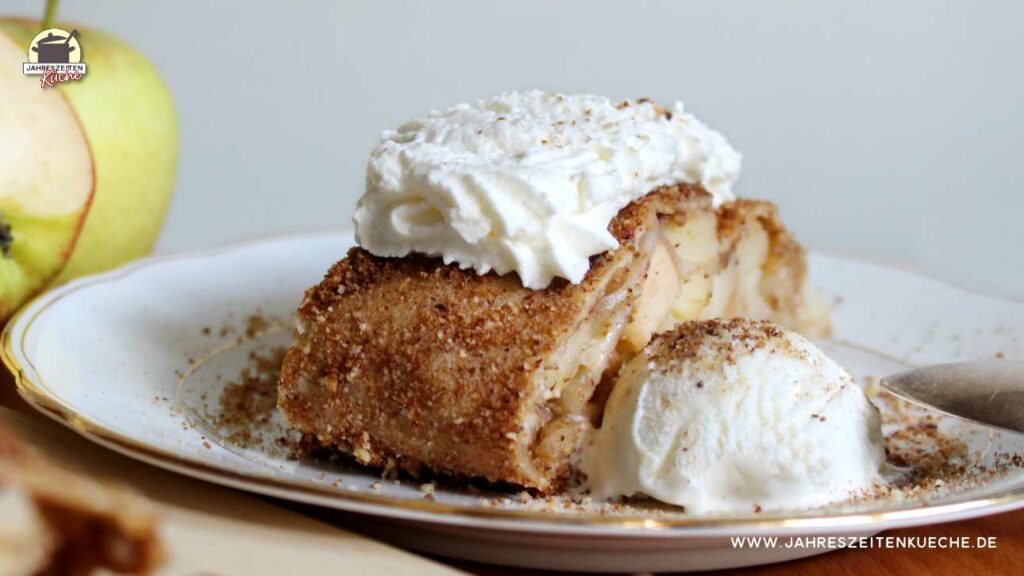 Ein Stück Apfelstrudel mit Schlagahne und Vanilleeis
