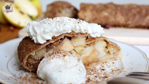 Ein Stück Apfelstrudel mit Schlagahne und Vanilleeis