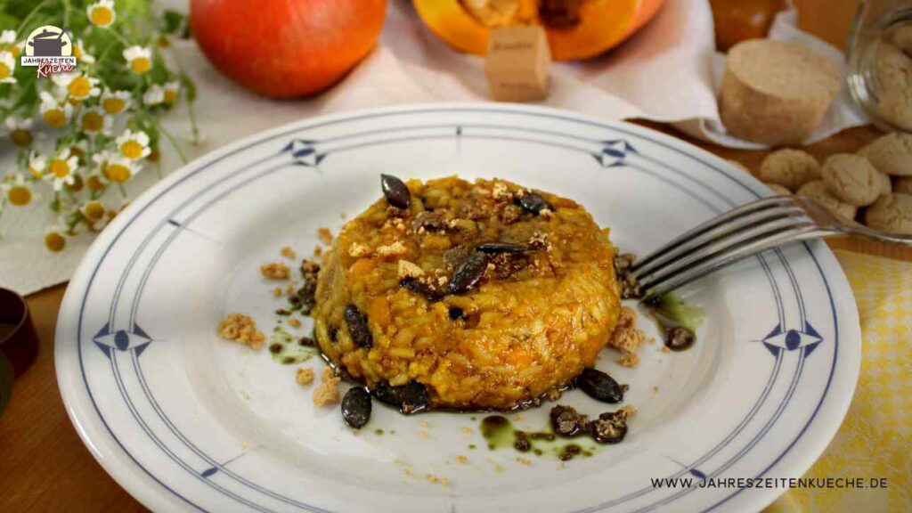 Auf einem Teller mit ist eine Portion Hokkaido-Risotto mit Amaretto angerichtet