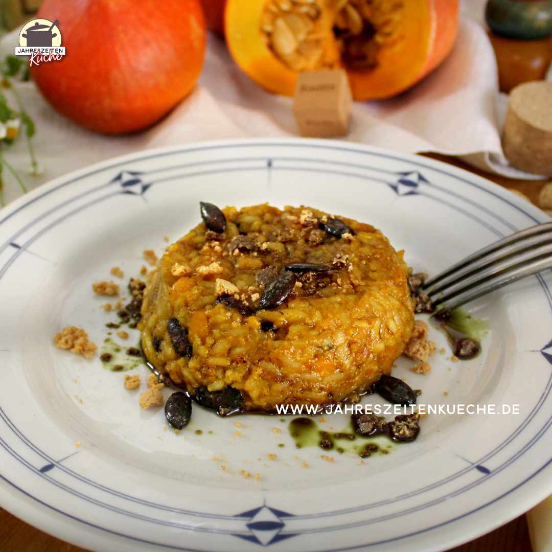 Auf einem Teller ist eine Portion Hokkaido-Risotto mit Amaretto angerichtet.