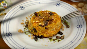 Auf einem Teller mit ist eine Portion Hokkaido-Risotto mit Amaretto angerichtet