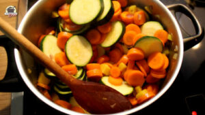 Das Gemüse wir in einem Topf gar gekocht