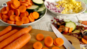 Karotten, Zucchini, Zwiebeln und Knoblauch werden klein geschnitten