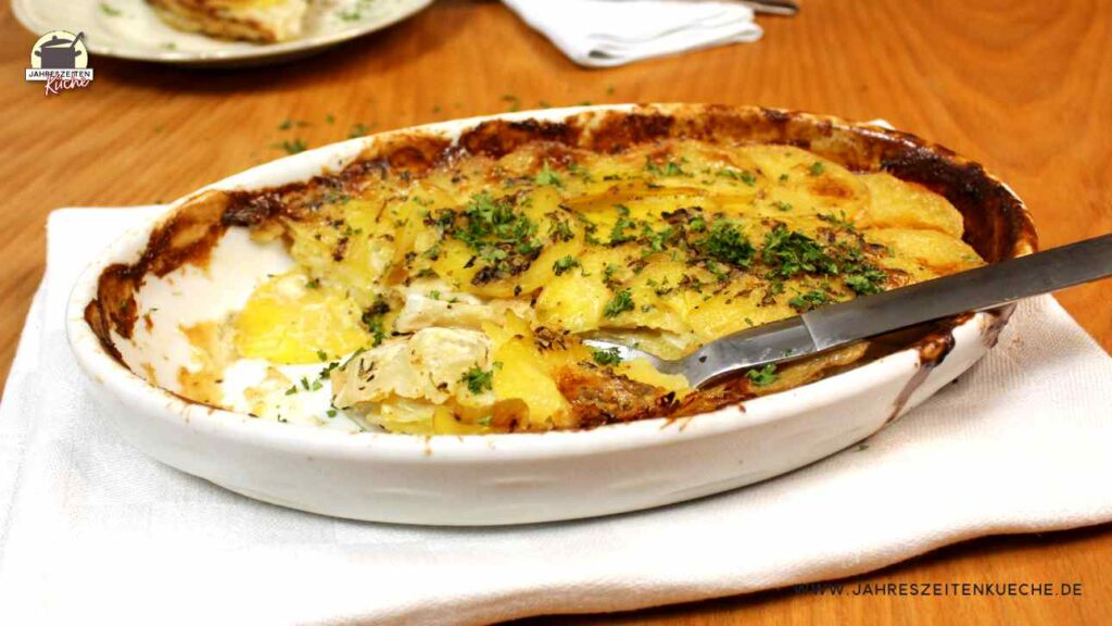 Eine ovale Auflaufform mit Kartoffel-Sellerie-Gratin dauphinois