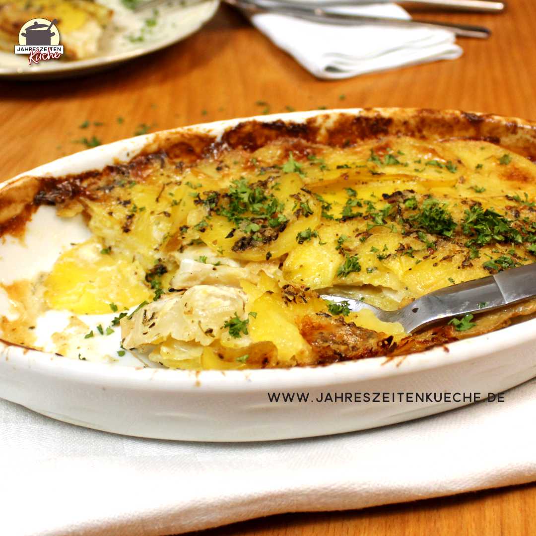 Kartoffel-Sellerie-Gratin dauphinois mit gehackter Petersilie bestreut