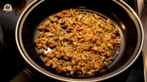 Walnüsse werden in einer Pfanne geröstet