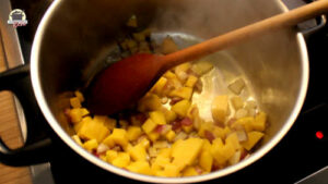 Kartoffeln, Zwiebeln und Knoblauch werden in Olivenöl angebraten