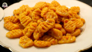 Selbst gemachte Gnocchi auf einem weißen Teller