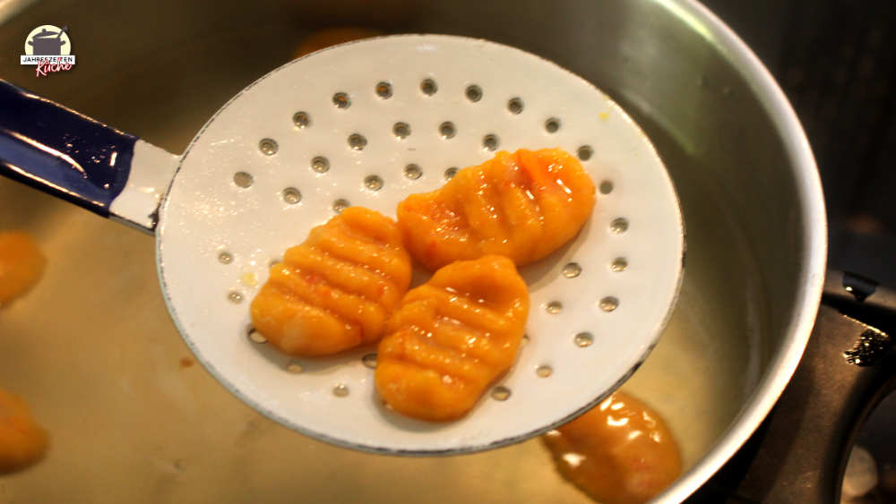 Fertig gekochte Gnocchi liegen auf der Schaumkelle