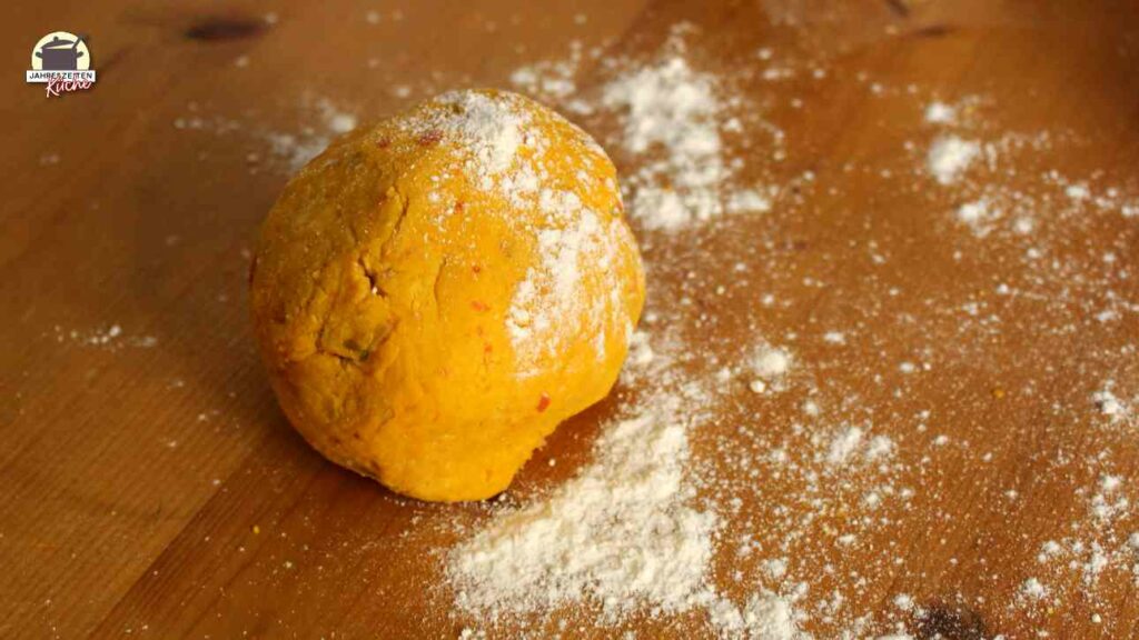 Gnocchi-Teig zu einer Kugel geformt