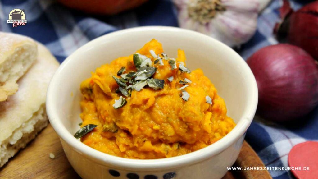 Ein helles Keramikschälchen ist mit Kürbisaufstrich gefüllt.