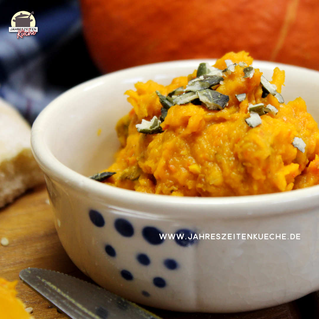 Ein kleines Keramikschälchen ist mit Kürbisaufstrich gefüllt.