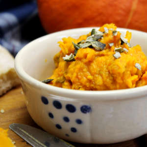 Ein kleines Keramikschälchen ist mit Kürbisaufstrich gefüllt.