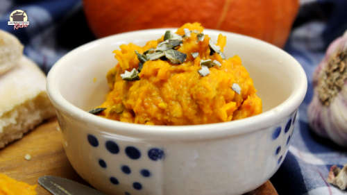 Ein helles Keramikschälchen ist mit Kürbisaufstrich gefüllt.