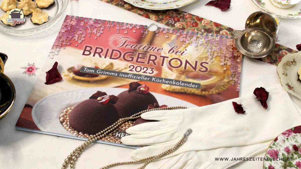 Auf dem neuen Kalender Teatime bei Bridgertons liegt ein Paar weißen Handschuhe und eine Perlenkette.