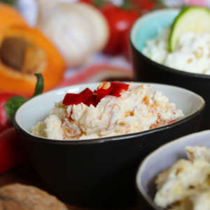 Aprikose-Chili-Frischkäse in einem ovalen Schälchen