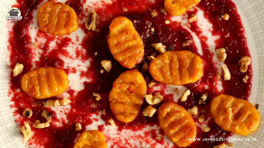 Kürbis-Gnocchi und karamellisierten Walnüssen auf Rote-Bete-Mus