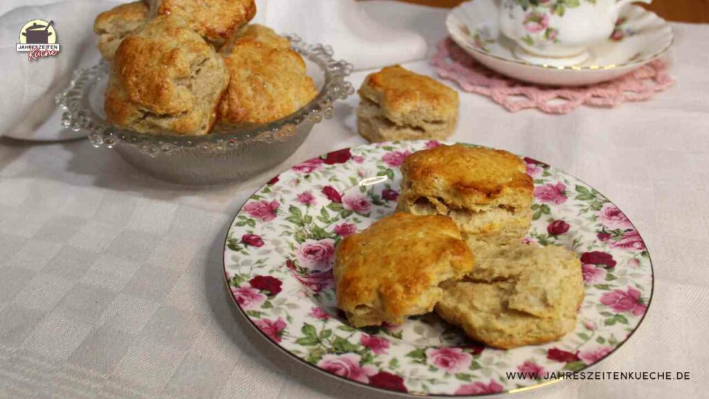 Ein Teller mit frisch gebackenen Scones
