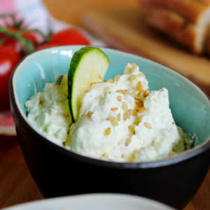 Zucchini-Sesam-Frischkäse ist mit einer Scheibe Zucchini dekoriert