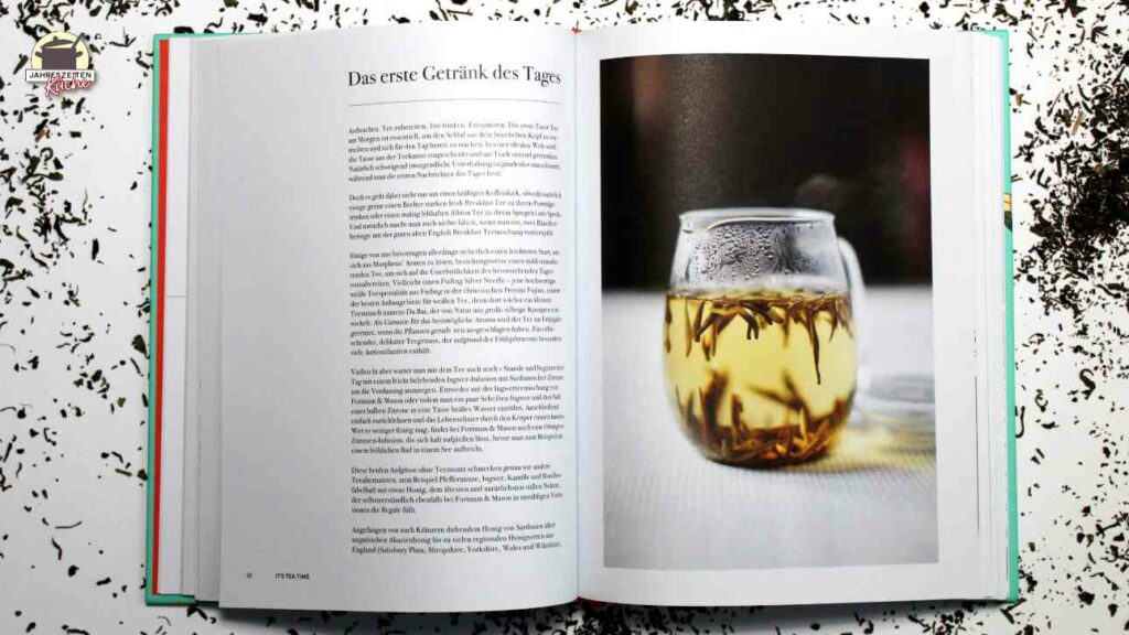 Seite 48 + 49 aus Fortnum & Mason - It's Tea Time mit einem Text über das erste Getränk des Tages
