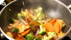 Angebratenes Gemüse in einer Pfanne