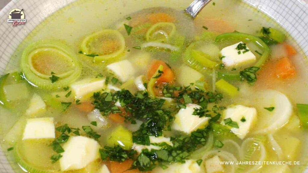 Frisch gekocht Gemüsesuppe mit Eierstich und gehackter Petersilie