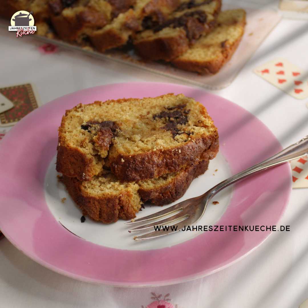 Ein Teller mit rosafarbenen Rand mit zwei Stück Kuchen mit Likörpralinen