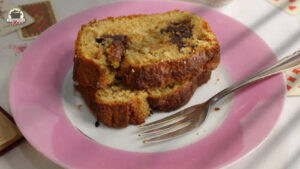 Ein Teller mit rosafarbenen Rand mit zwei Stück Kuchen mit Likörpralinen