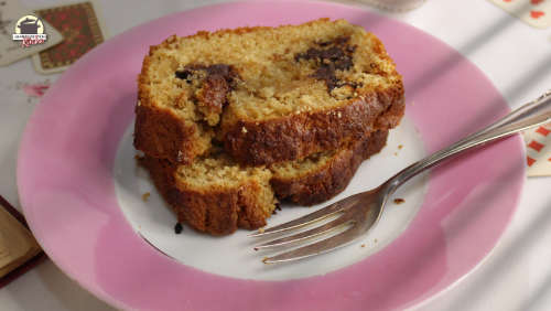 Ein Teller mit rosafarbenen Rand mit zwei Stück Kuchen mit Likörpralinen