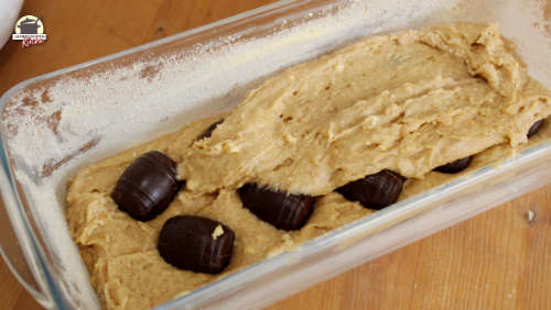 Die Likörpralinen sind zum Teil mit Teig bedeckt.