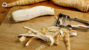 Geschälte Petersilienwurzel liegt auf einem Holzbrett