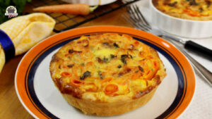 Karotten-Quiche auf einem Teller