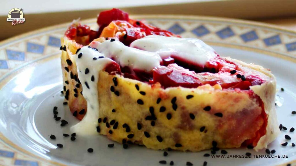 Ein Stück Rote-Bete-Strudel liegt auf einem Teller mit blaugelbem Rand