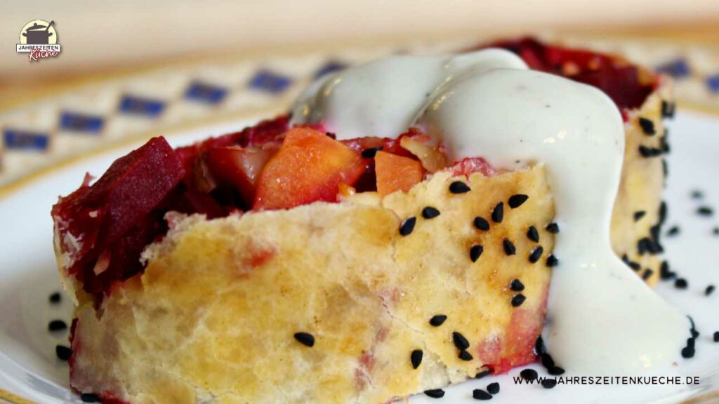 Detailaufnahme von einem Stück Rote-Bete-Strudel mit Joghurtdressing
