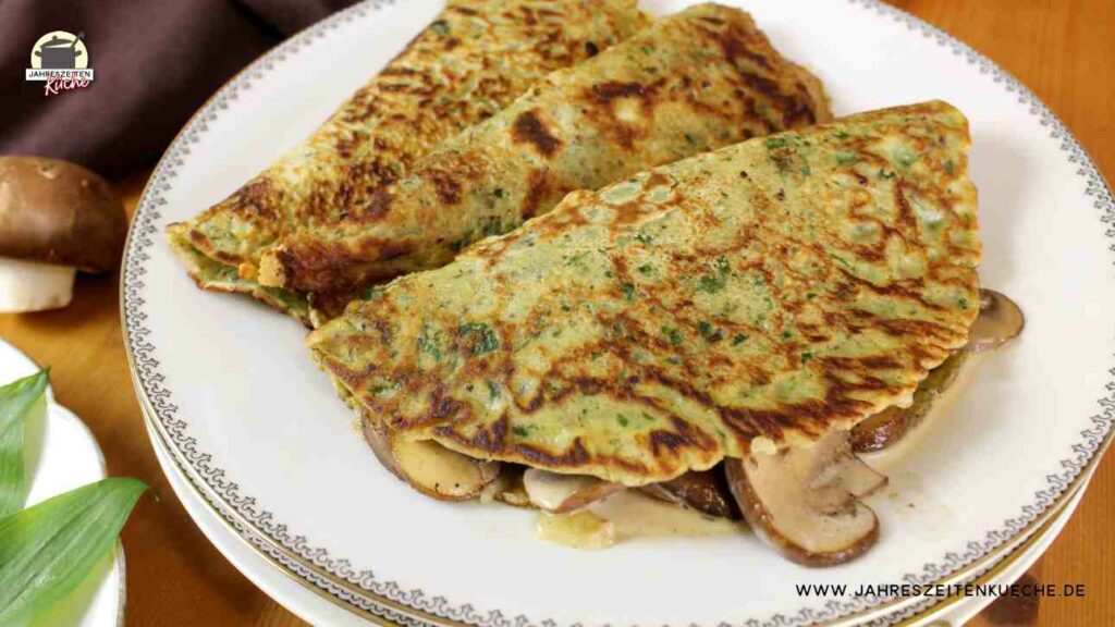 Auf einem weißen Teller liegen drei Bärlauch-Pfannkuchen