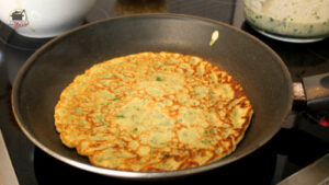 Gebackener Bärlauch-Pfannkuchen in einer Pfanne