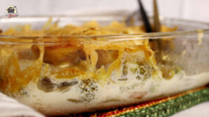 Fertig gebackener Kartoffelauflauf mit dicker Käsekruste