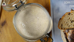 Gärender Sauerteig in einem geöffneten Drahtbügelglas