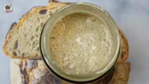 Ein Glas mit vollaktivem Sauerteig, um Brot selber zu backen