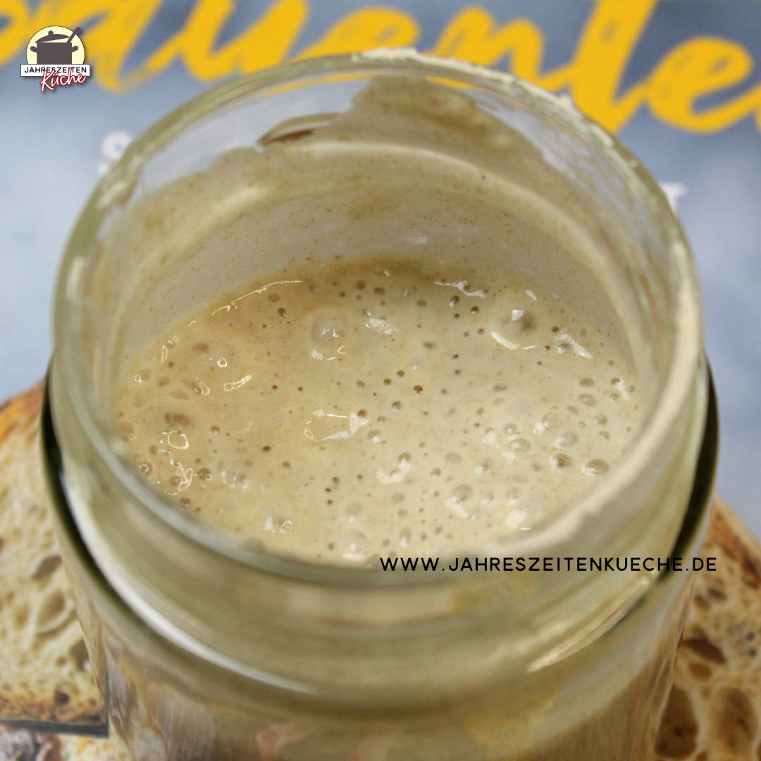 Ein Glas mit vollaktivem Sauerteig zum Brotbacken