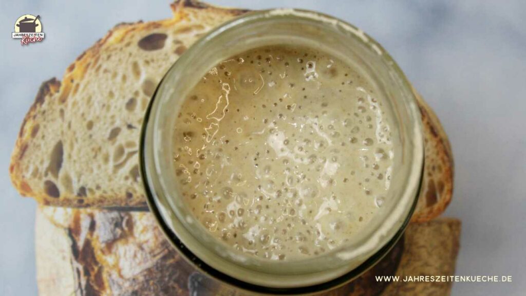 Ein Glas mit vollaktivem Sauerteig zum Brotbacken