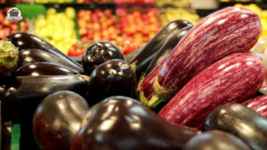 Violette und rote Auberginen in der Gemüseauslage