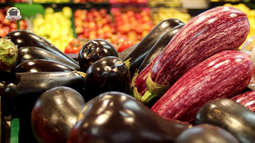 Violette und rote Auberginen in der Gemüseauslage